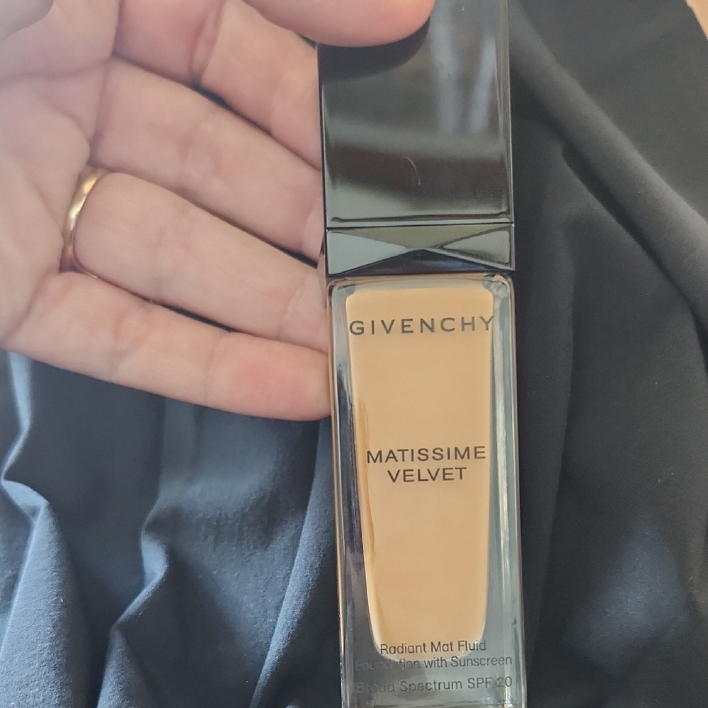 Givenchy Cream Foundation Radiant Glow